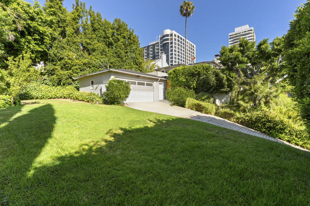 Outside view of the yard Sexy Los Angeles Streamline Moderne Home Hits The Market In The Heart Of Westwood